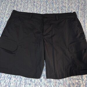 UNDERARMOUR size 46 HEAT GEAR cargo golf shorts.   Lightly worn (3-4 times).
